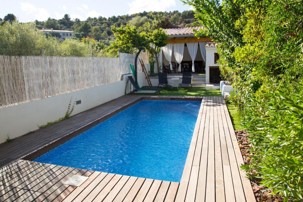 una piscina in un cortile con terrazza in legno di Casa Gema a Selva