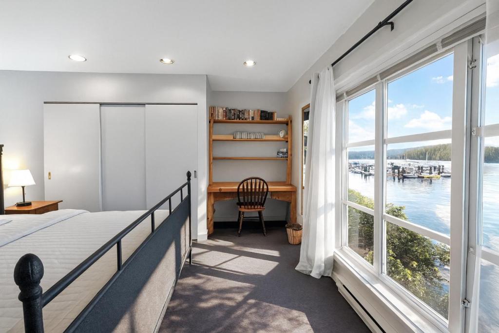 Una cama o camas en una habitación de The Landing- Your Downtown Waterfront Oasis