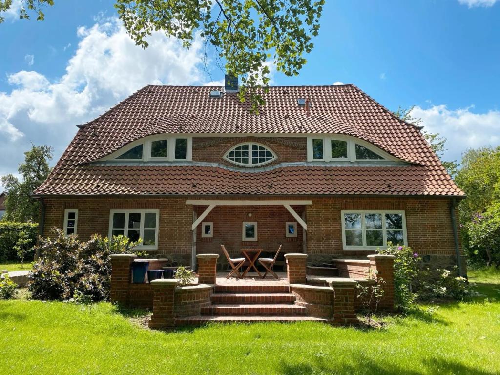 una casa in mattoni con patio e tavolo di Gästehaus mit Seminarraum a Meezen