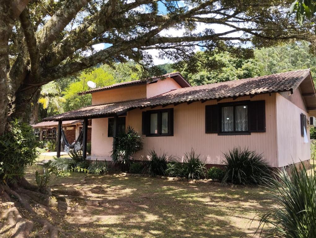 een huis met een boom ervoor bij Sítio Herman Natureza Viva in Rolante