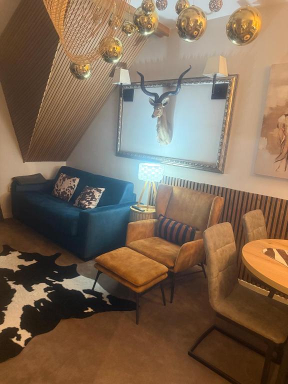 科帕奥尼克Аpartman 511 Zupa的客厅里有一张蓝色的沙发和一张桌子