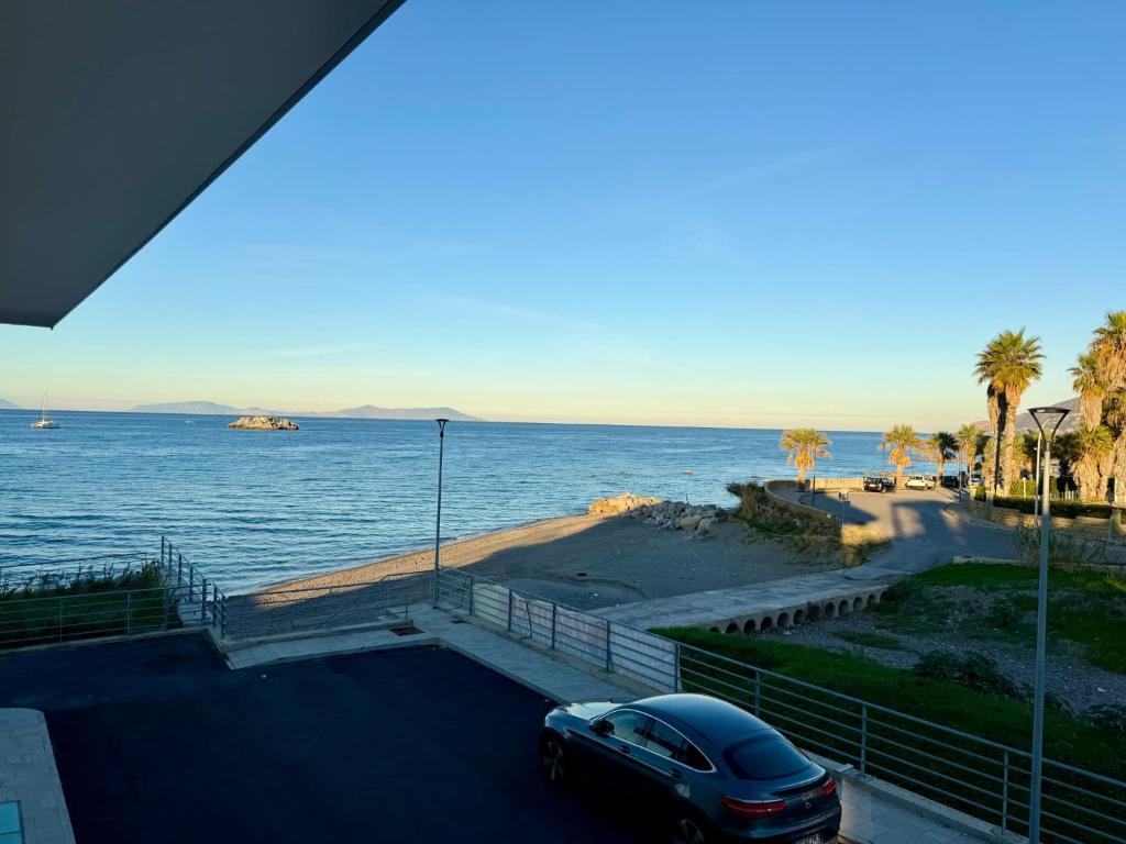 布罗洛Gio's House的停泊在水边的停车场的汽车