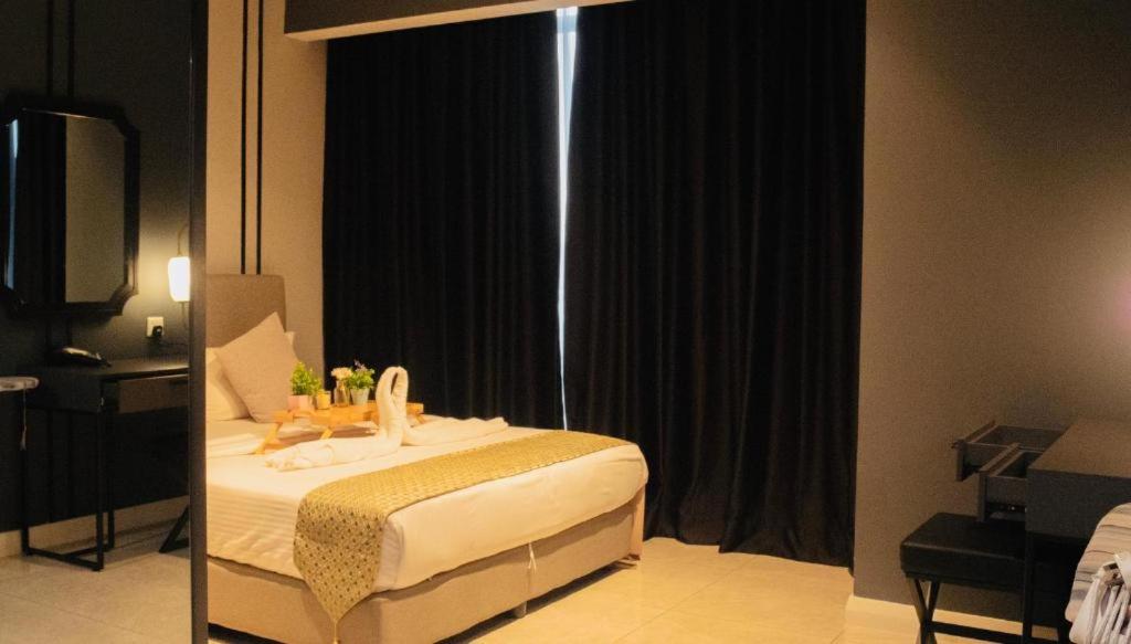 Postel nebo postele na pokoji v ubytování Platinum SUITES KLCC SKYDECK POOL