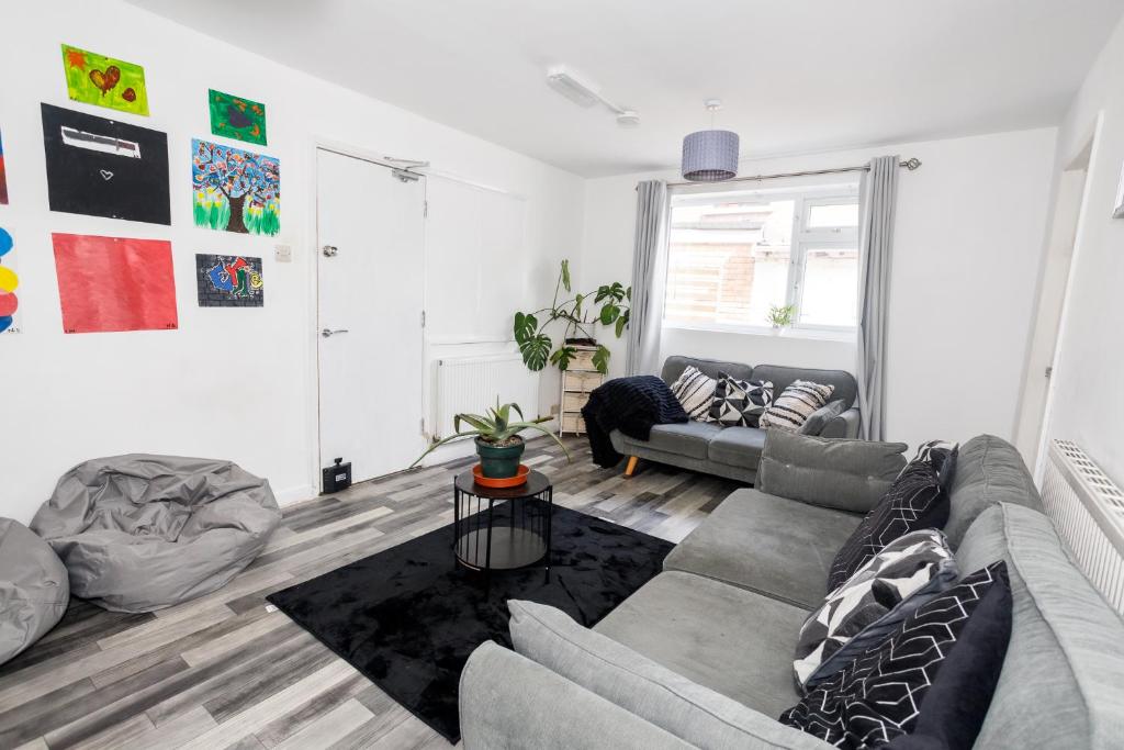 ein Wohnzimmer mit Sofa und Tisch in der Unterkunft Home from Home in Leicester