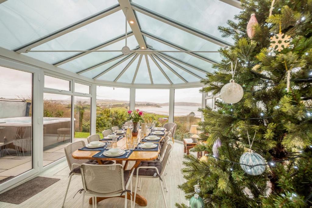 阿伯索赫Hywelfa的温室里的餐厅里摆放着一棵圣诞树