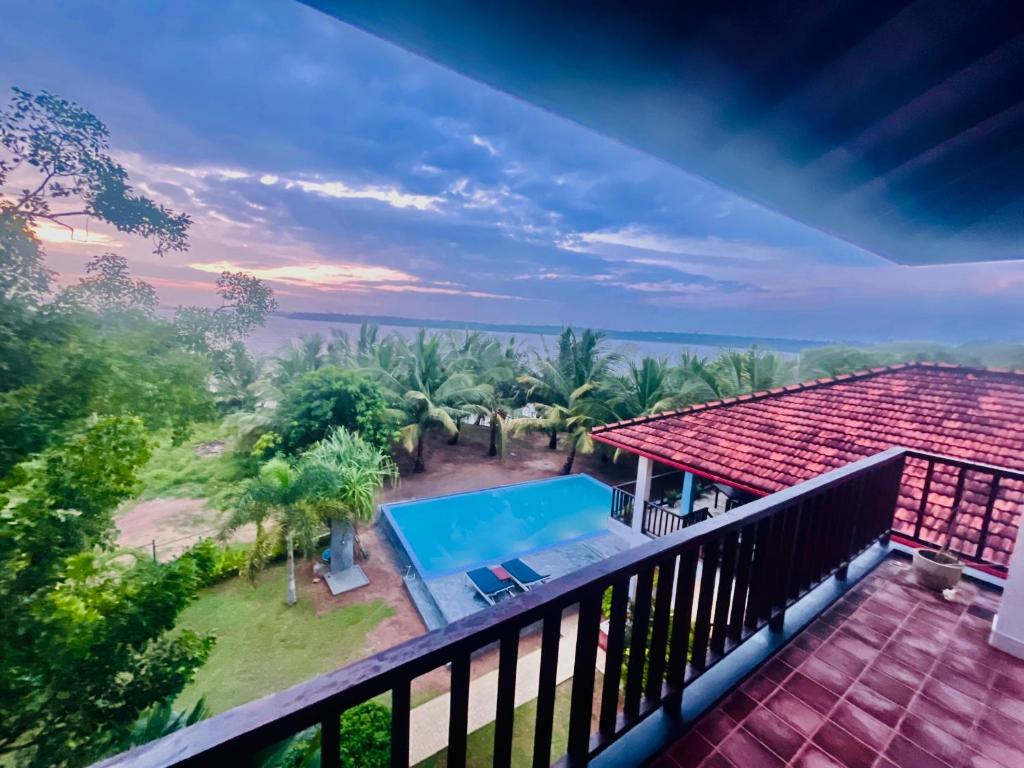 balkon z widokiem na willę z basenem w obiekcie Ashansa Lagoon Resort w Tangalli