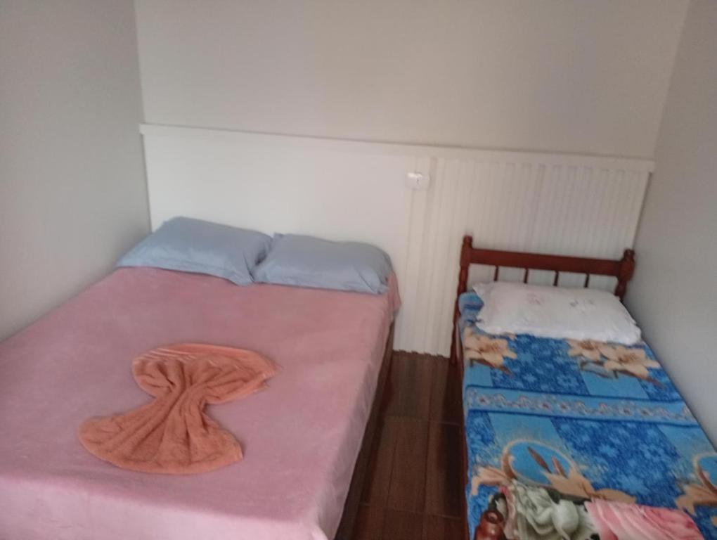 Habitación pequeña con 2 camas y manta en Pousada Solar Curitiba, en Curitiba