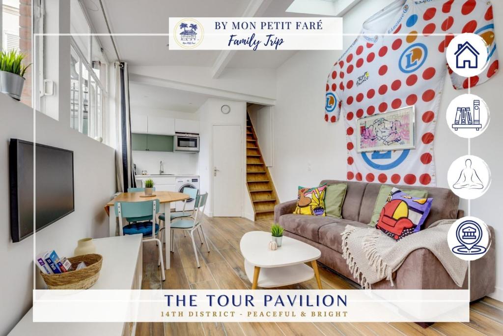 una sala de estar con un sofá y una mesa en The Tour Pavilion - Calm and Bright, en París