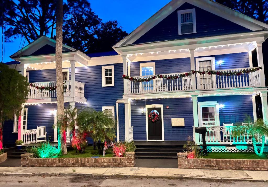een blauw huis met kerstverlichting erop bij Villa Mulvey #2 in St. Augustine