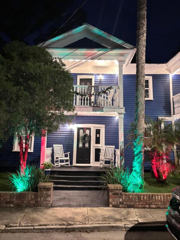 een huis met verlichting op de veranda 's nachts bij Villa Mulvey # 3 in St. Augustine