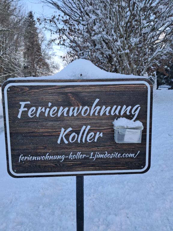 Ferienwohnung Koller "die Kleine" في ريتينبيرغ: علامة في الثلج أمام الفناء