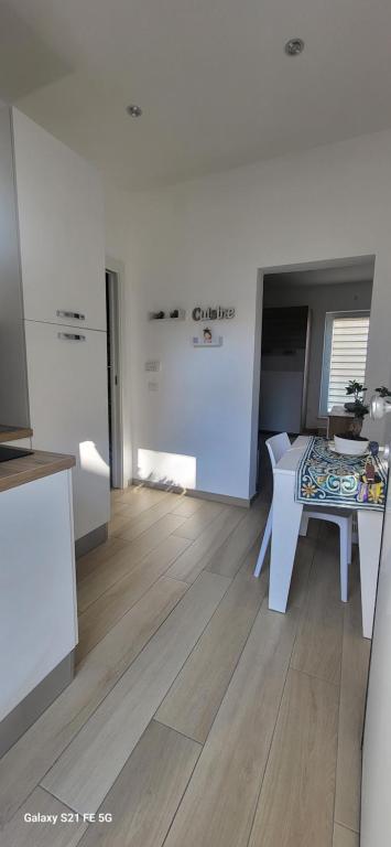 een woonkamer met een tafel en een eetkamer bij La Dolce Sosta in Crotone