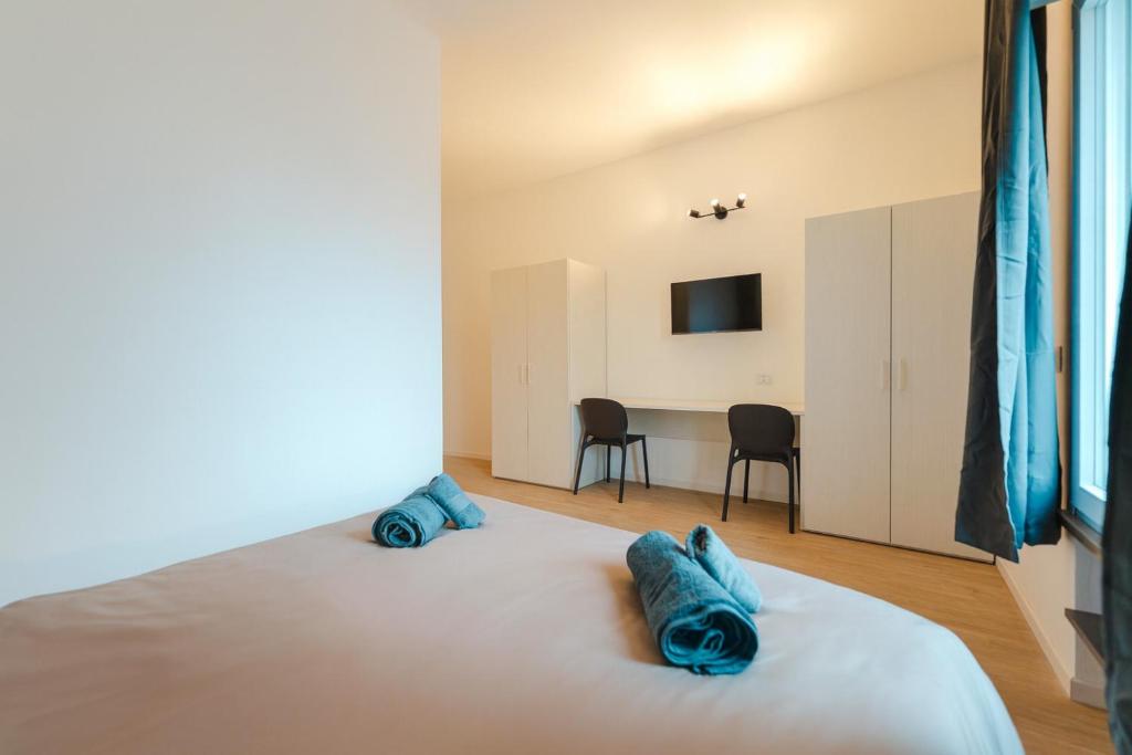 a bedroom with a bed with blue pillows on it at Raffinata Stanza 5 con bagno privato zona Stazione in Padova