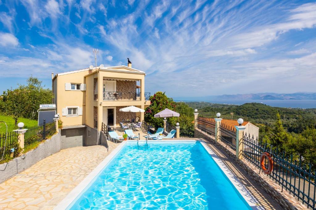 a villa with a swimming pool and a house at Villa Spartera in Sparterá