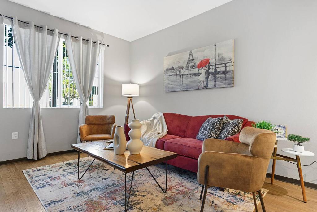 Khu vực ghế ngồi tại Luxurious 2Bed 2Bath Retreat in Prestigious Irvine