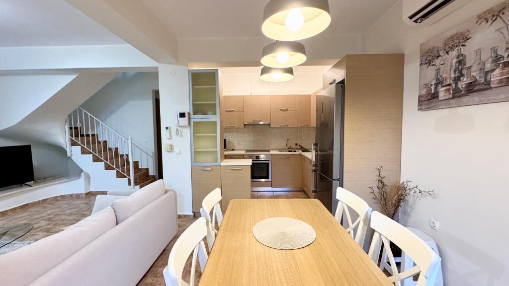 Η κουζίνα ή μικρή κουζίνα στο Kriopigi Forest Residence by Granari Rentals