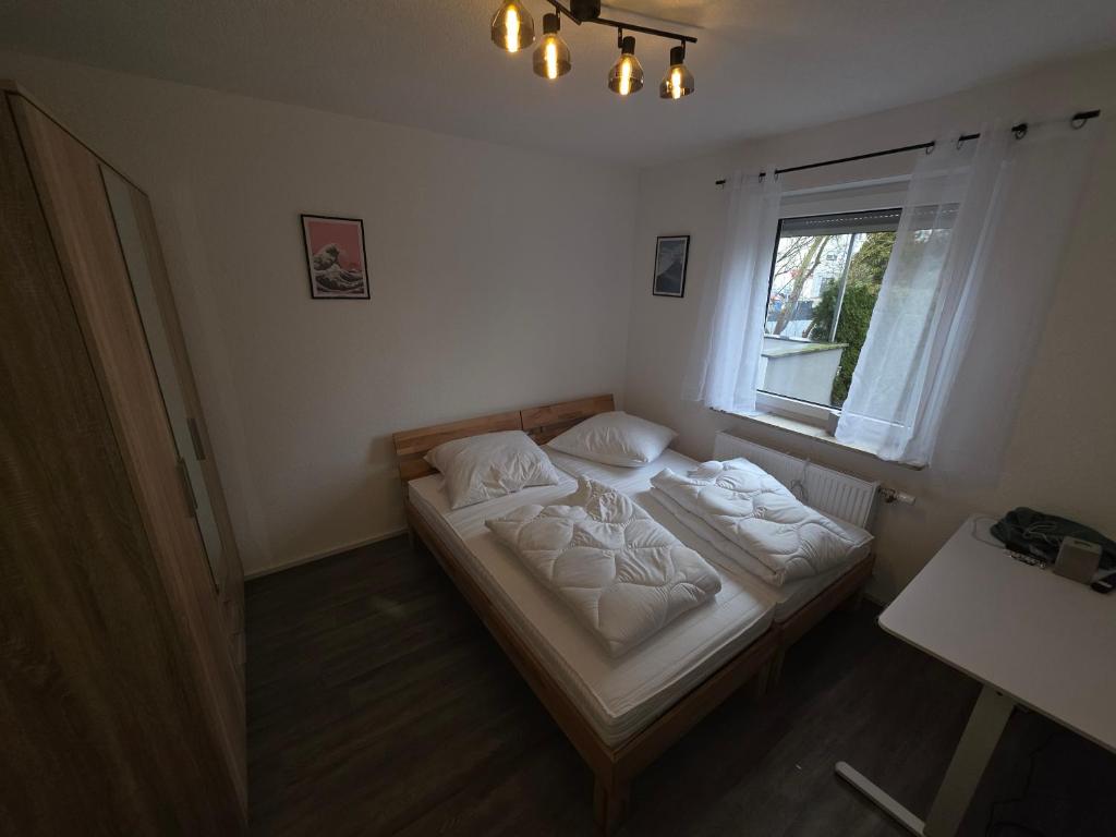 een kamer met 2 bedden en een raam bij Nestwerk Solide L16-02 in Biberach an der Riß