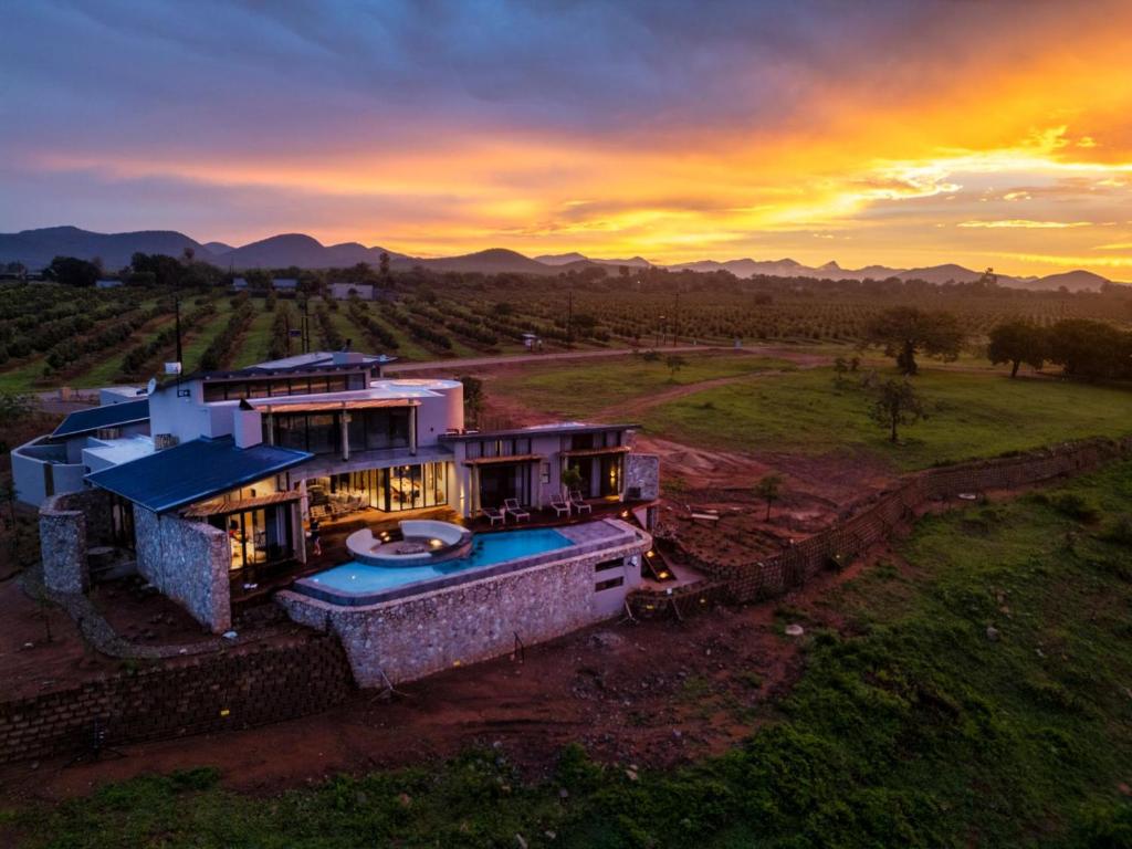 Izakithi River Villa في ماليلين: اطلالة جوية على بيت في ميدان