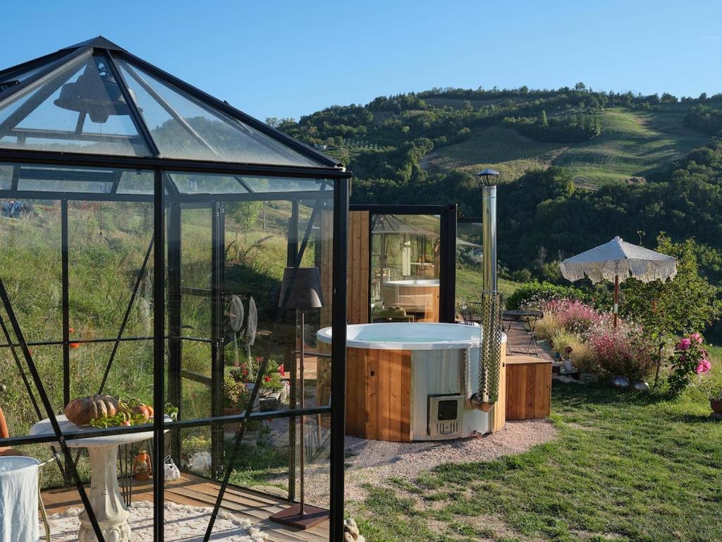 Respiro Glamping Private Retreat with Hot Tub