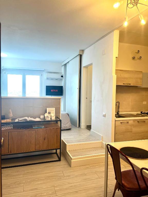 a room with a kitchen and a dining room at Urban House in Nuoro