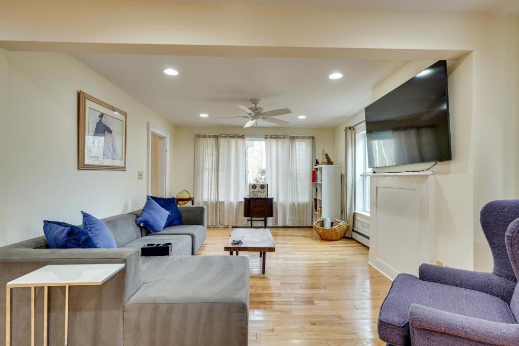 Μια τηλεόραση ή/και κέντρο ψυχαγωγίας στο 7 Mi to The Walkway Hudson Valley Adventure Base