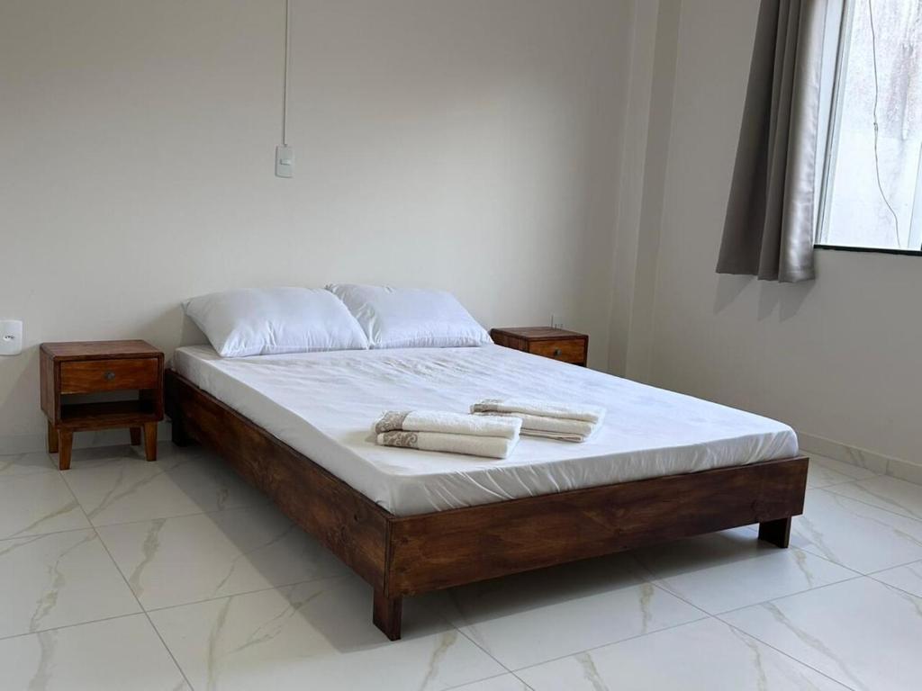 un letto con due asciugamani sopra in una stanza di Apartamento noCentro de Guarapuava a Guarapuava