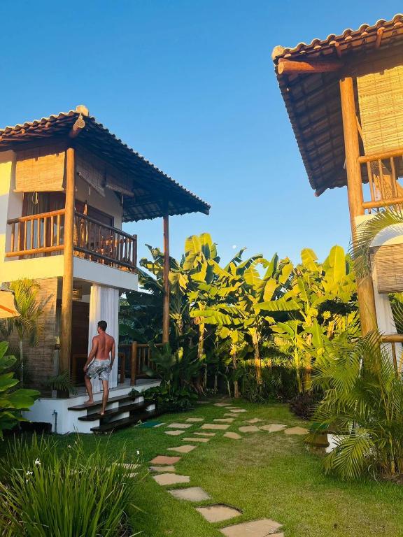 巴拉格兰德Casa Paula的一名男子站在门廊上