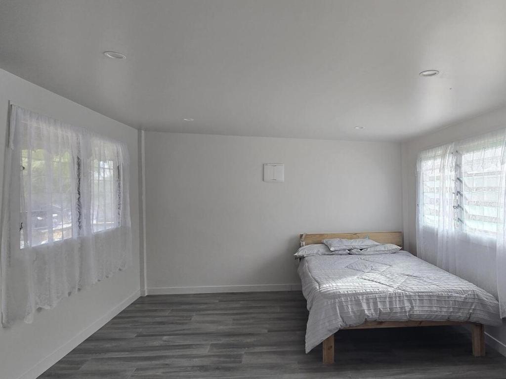 Ένα ή περισσότερα κρεβάτια σε δωμάτιο στο Off-grid Ocean View Hideaway in Mangaia