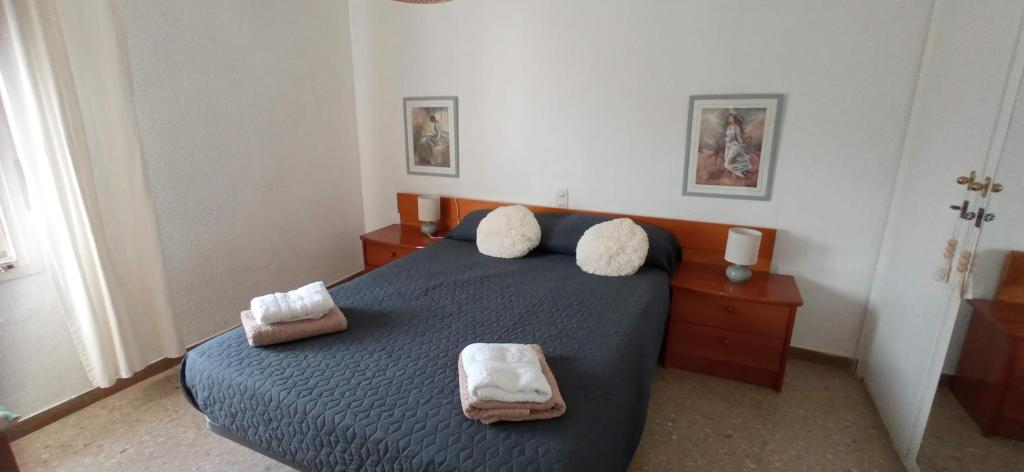 Un dormitorio con una cama con dos toallas encima. en Barca Beach, en Calafell
