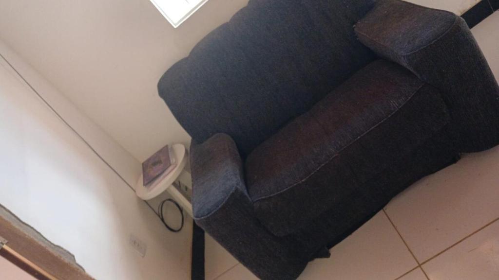 un divano in soggiorno accanto a un tavolo di House in Caldas do Jorro a Tucano