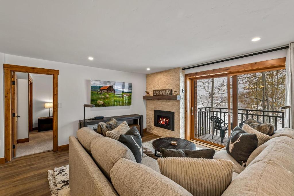 Et opholdsområde på Bear Claw 312 - Ski-in Ski-out Condo!