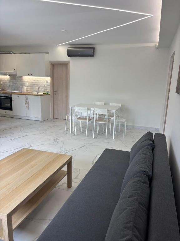 Кухня или мини-кухня в Family Home In Nea Kallikratia
