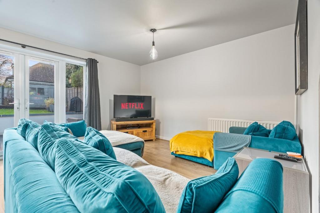 Large 4 Bedroom House Bricket Wood, Van & Car Parking, Sleeps 8