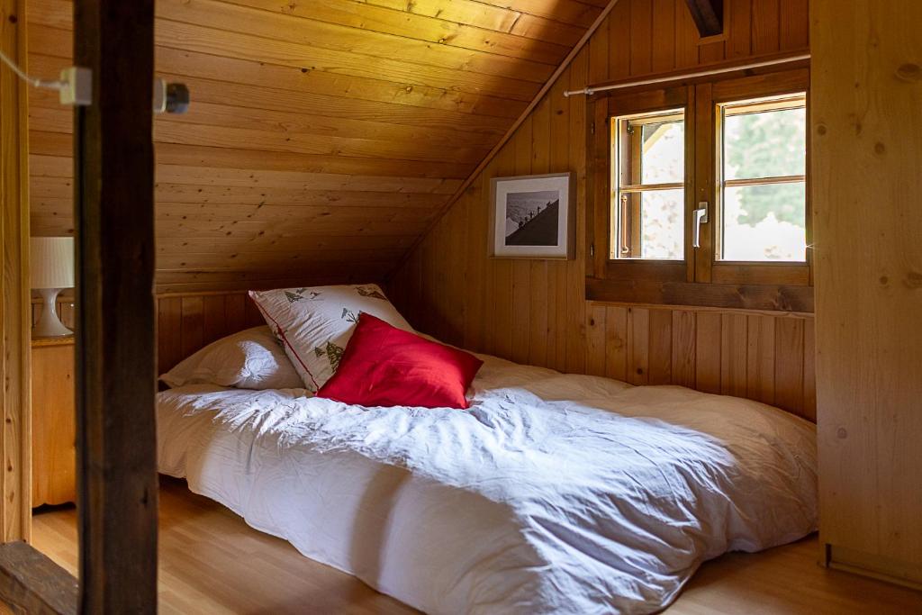 Posto letto in una baita di tronchi con finestra. di Le Petit Mayen a Châtel-Saint-Denis