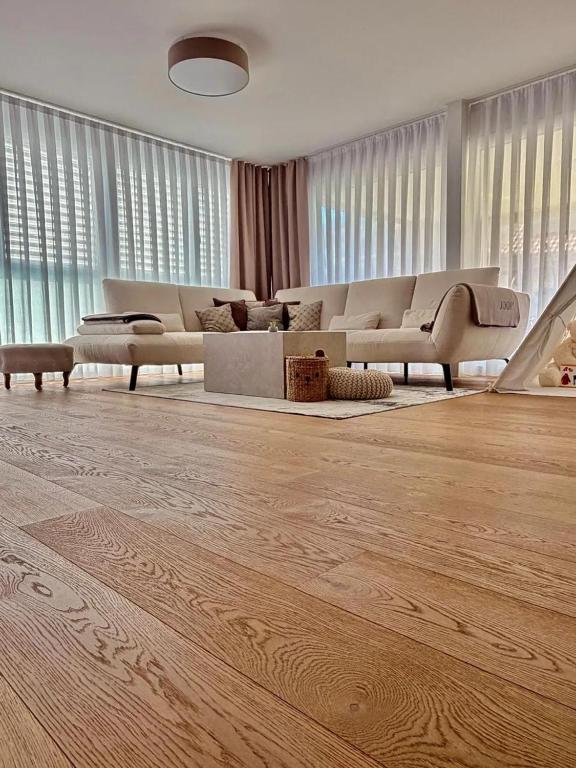 een woonkamer met een bank en een tafel bij Am apartment in Pristina