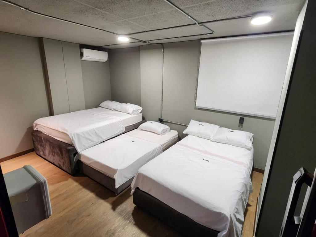 Un pat sau paturi într-o cameră la Eureka Living