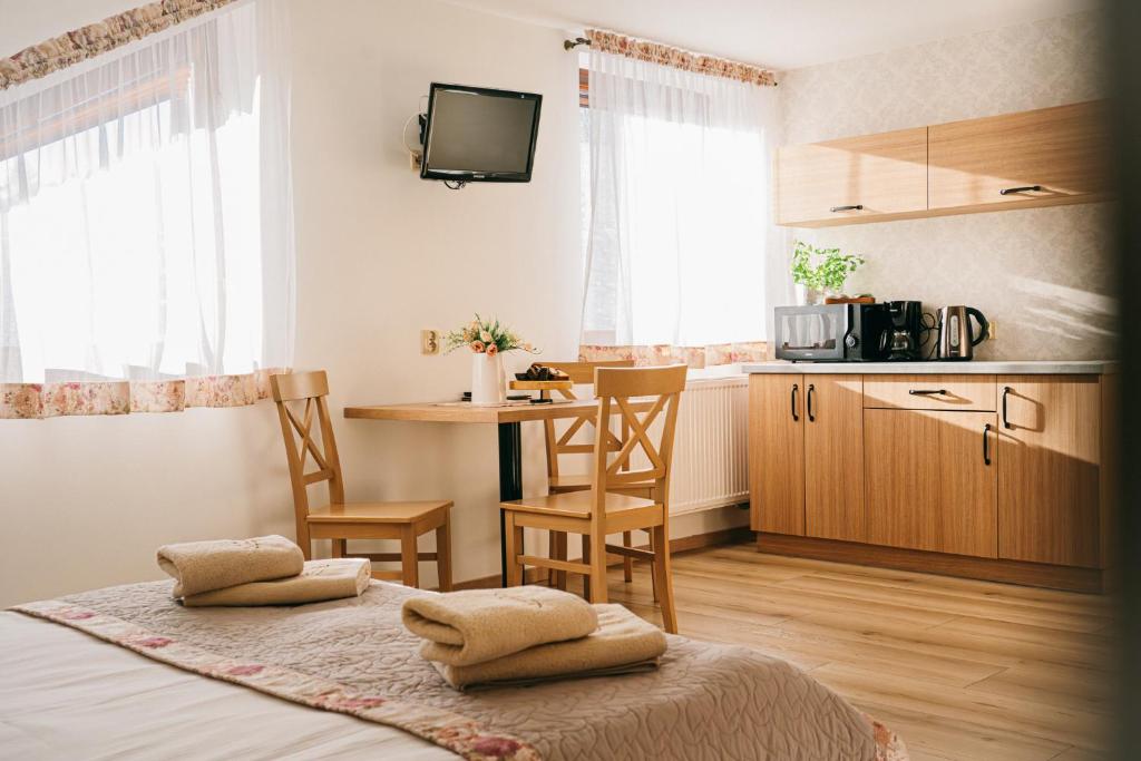 Køkken eller tekøkken på Agroturystyka u Gazdy, Wisła - zimowy raj dla rodzin, 1 km od stoku, Domowe śniadania, domek z balią & apartamenty, Zwierzęta z naszej zagrody