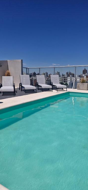 a swimming pool with lounge chairs on a roof at PARANA SHOPPING Y CPC in Paraná