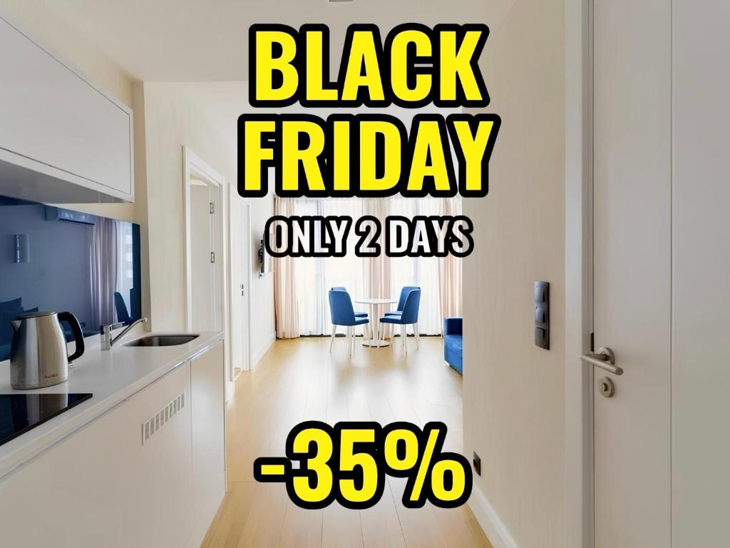 Eine Küche mit einem Black-Friday-Schild an der Wand in der Unterkunft Orbi City Hotel D1 Block in Batumi