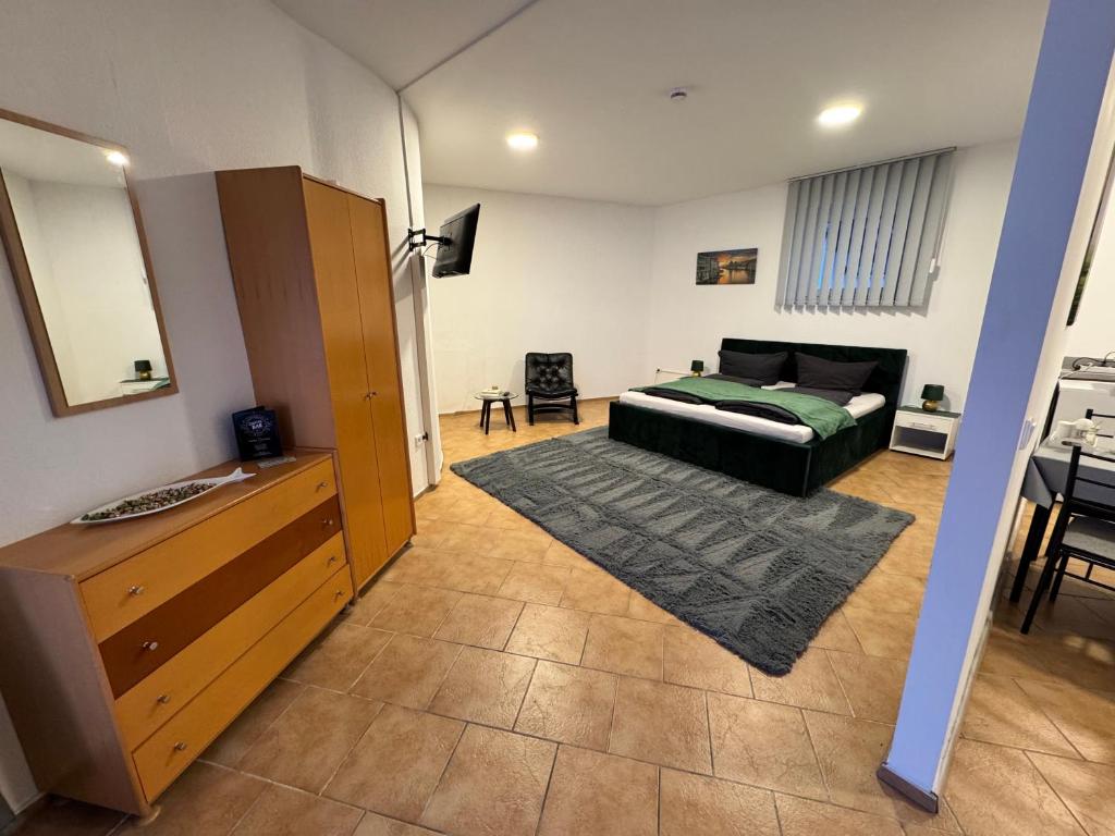 SchlossCasa Lauf an der Pegnitz Zimmer Venedig في لاوف آن در بغنيتز: غرفة معيشة بها سرير وأريكة