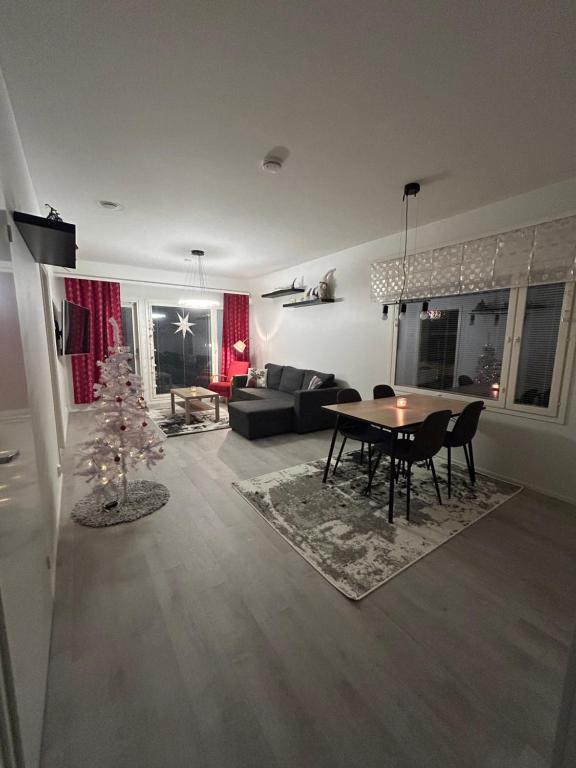 un soggiorno con tavolo e albero di Natale di Vennin Rauha a Rovaniemi