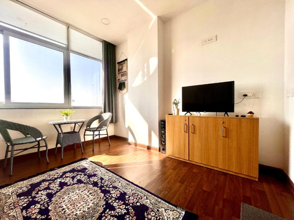 TV/trung tâm giải trí tại Panoramic City Views Chapter 2 -15th Floor Studio Apartment