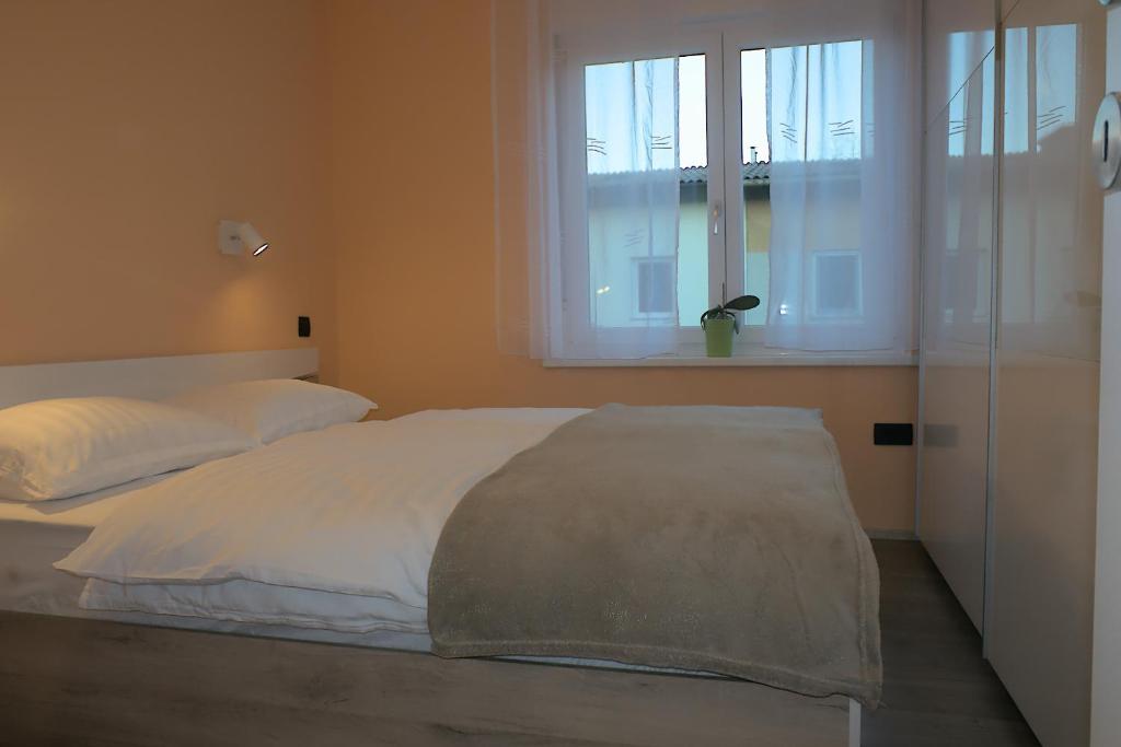 Un pat sau paturi într-o cameră la Apartment Golovec