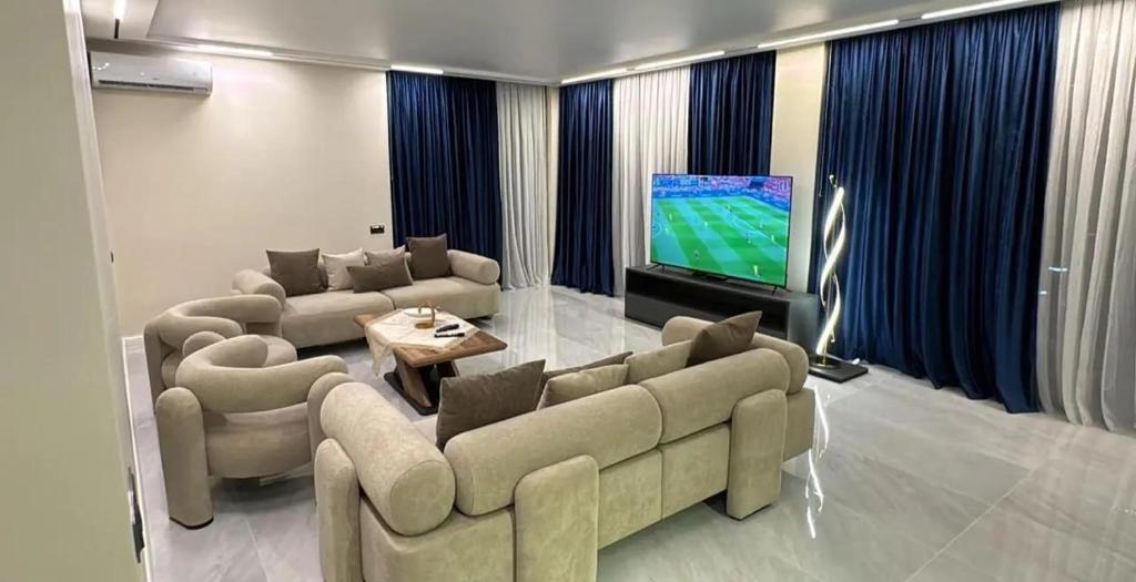 Villa Le De parus في كوبوليتي: غرفة معيشة مع أريكتين وتلفزيون