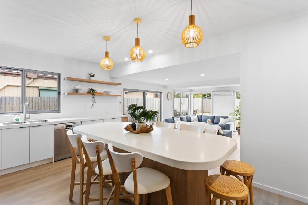 a kitchen and dining room with a white table and chairs at Newly Renovated Home in Heart of Cowes in Cowes