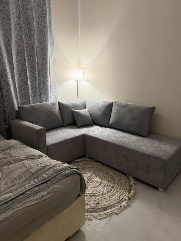 a living room with a couch and a bed at استديو بجلسة بمطبخ مستقل دخول ذاتي 13 in Buraydah