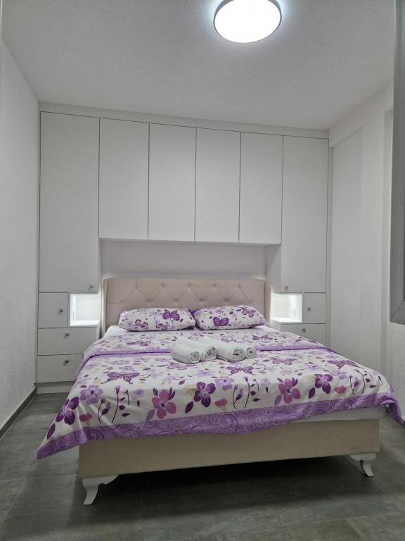 Ένα ή περισσότερα κρεβάτια σε δωμάτιο στο Stan na dan - Brcko 1