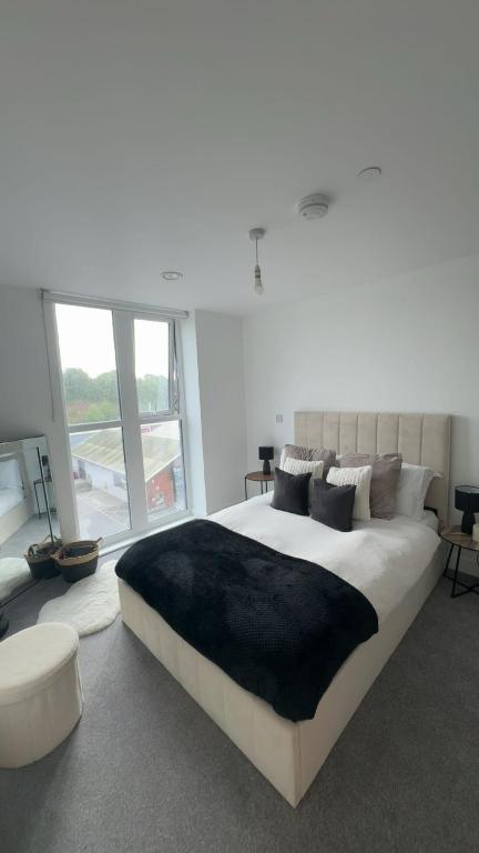 Worcester City Escape في وستر: غرفة نوم بسرير كبير مع نافذة كبيرة