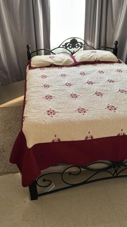 Dove Cot ParkGreen Acre的一张红色和白色的被子