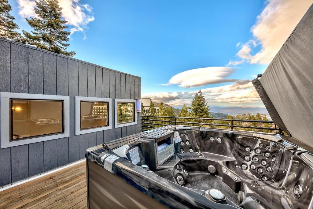 una vasca idromassaggio sul terrazzo di una casa di LUXE 4 Blue Diamond Lake Tahoe Lodge a Stateline